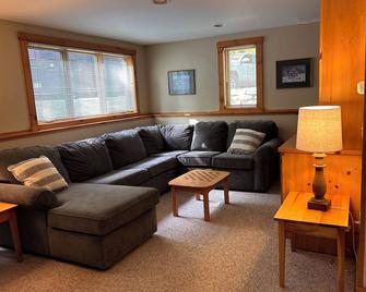 Beautiful 3 BR ski In Trailside condo. Steps away from WaterPark & Ice Rink - Jay - Living room