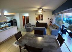 3 Bedroom Apartment at La Joya Hotel Zone - Puerto Vallarta - Ruokailuhuone