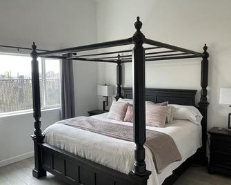 Ashe Westshore Bungalow centrally located near lake, sand dunes, golf courses! - Moses Lake - Bedroom