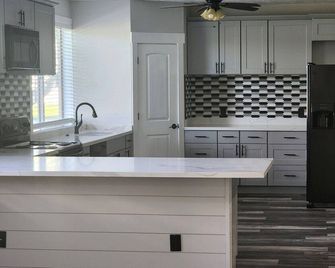 Spacious 10-bedroom Luxury Home with Fitness and Game room in charming Bluffdale - Bluffdale - Cocina
