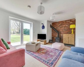 Modern 4-Bed Coastal Retreat in West Runton - West Runton - Sala de estar