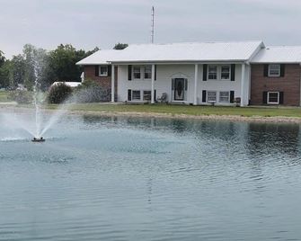 5 Bedroom with all the amenities of home. - Defiance