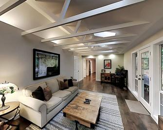 Woodinville Escape - Woodinville - Living room