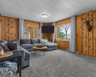 Lake Front! Watertoys! Private Dock! Firepit|grill - Clintonville - Living room