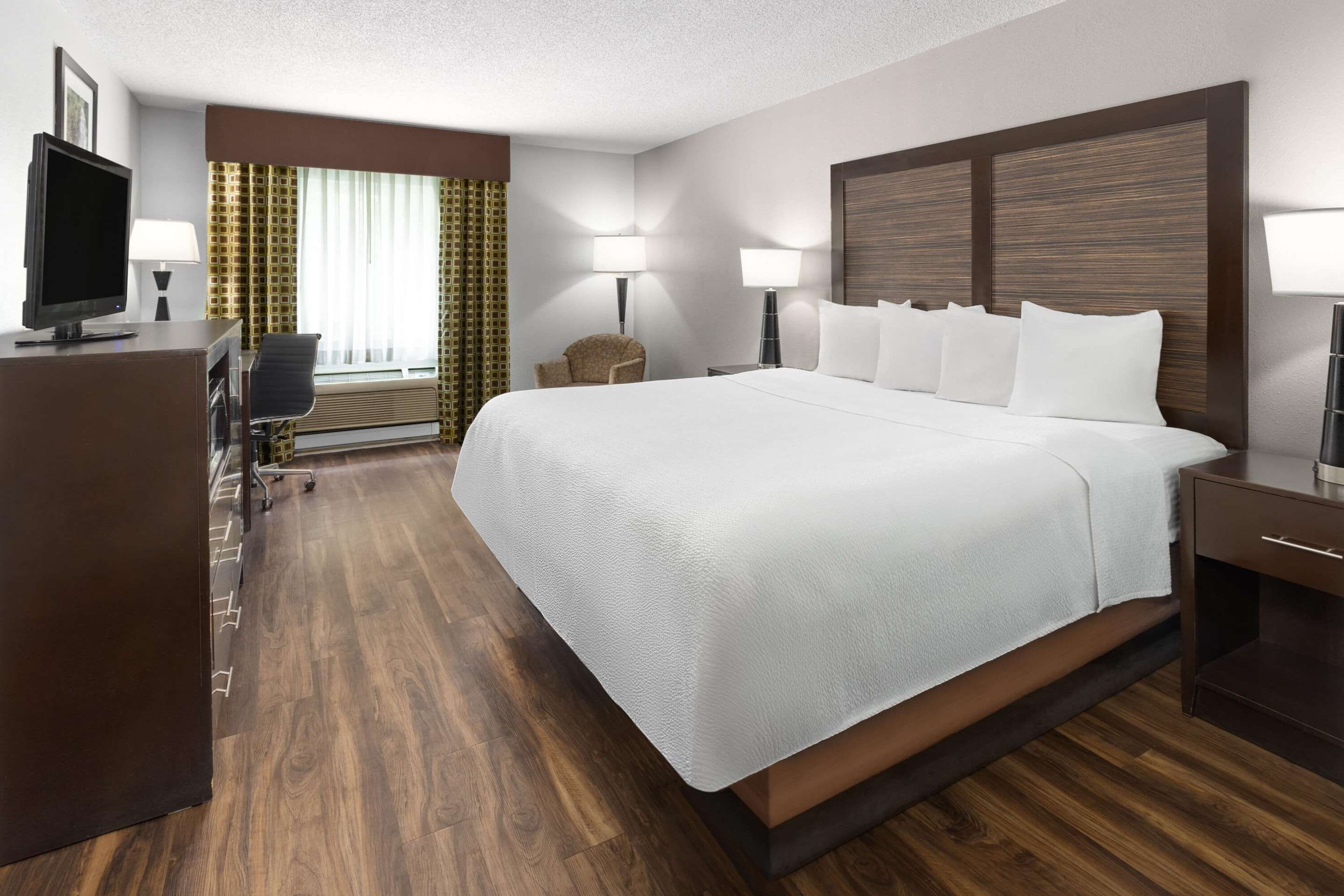 La Quinta Inn by Wyndham Buffalo Airport thumbnail 3