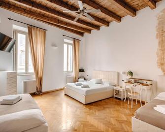 Luxury spaciuos quadruple room with large modern ensuite bathroom and airconditioning - Bergamo - Yatak Odası