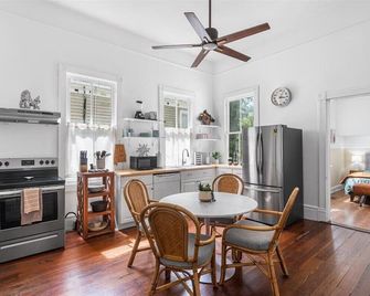 Historic Stylish Cottage 5 min walk to downtown Mobile - Mobile - Dining room