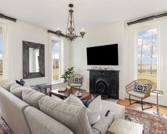 Historic Home & Farm in Bourbon Country - Warsaw - Living room