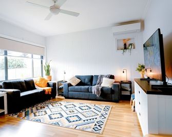 The Loft Glenelg, Cosy-oasis beachside Entire home, Private fenced backyard - Glenelg North - Living room