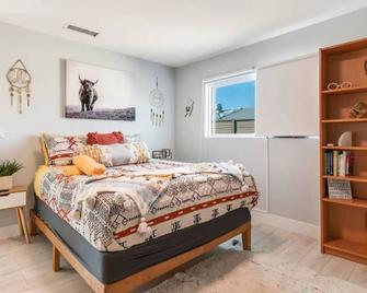 Valle de Guadalupe Vibes in SB 3.5 miles from NOS Center - San Bernardino - Bedroom