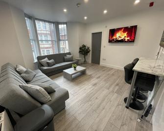 Osborne hot tub and jacuzzi suites - Blackpool - Living room