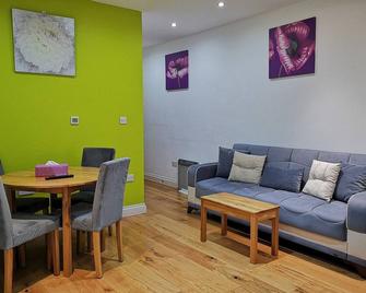 2 Rooms Annex (Tv+wifi) - Chigwell - Living room