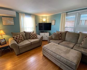 Alexandria Bay, 1000 Islands Waterfront Cottage For Rent directly on the water, - Alexandria Bay - Living room