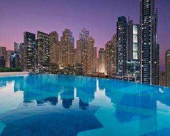 فندق جيه دبليو ماريوت المارينا - دبي - حوض السباحة