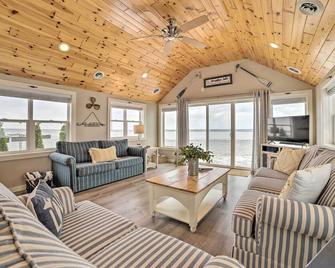 Charming Modern Cottage on Houghton Lake! - Houghton Lake - Sala de estar