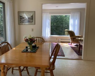 Cozy cottage in woodland setting near to hiking biking and lakes - Lincolnville - Matsal