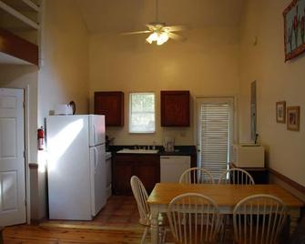 Ocoee Campin' - Cabins & Tent Camping near the Ocoee River/Mountain Foothills - Benton - Kitchen