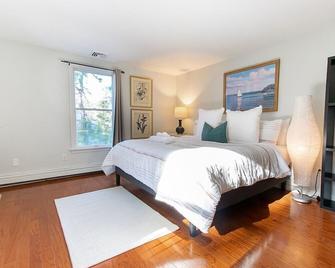 Large Home w Fire Pit and Dogs Welcome - Chatham - Bedroom