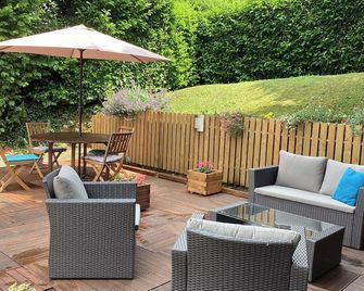 Detached cosy, pretty cottage and garden, walking distance to town, sleeps 4. - Civray - Patio