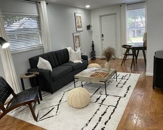 End of the summer special! Guesthouse with lake view and private pool - Lake Mary - Living room