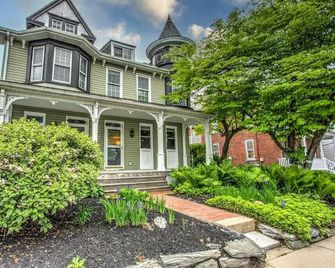 Cozy Dark & Moody Home New Reno 10 mins to Lanc - Mountville - Edificio