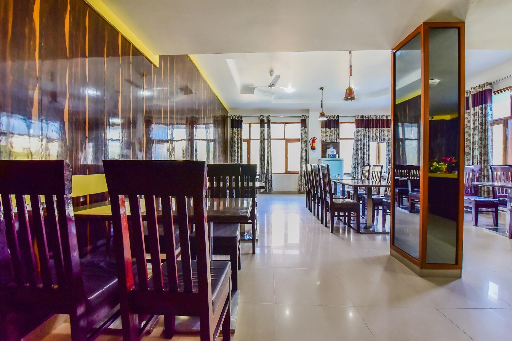 OYO Hotel Meridian - קטרה - מסעדה