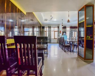 OYO Hotel Meridian - קטרה - מסעדה