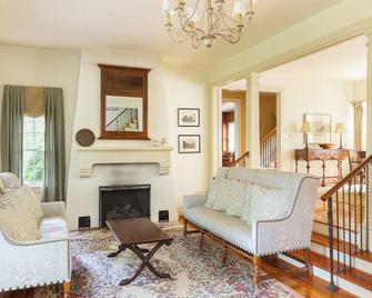 Spacious Manor 1.5 mi to Omni Homestead w/ Access to Hot Tub, Fitness Rm & Pool - Hot Springs - Sala de estar
