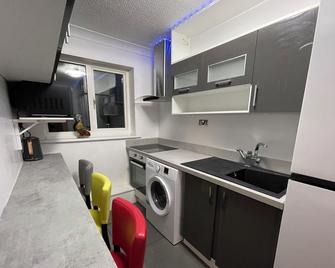 Newly refurbished modern 2 bedroom flat - Felixstowe - Kitchen