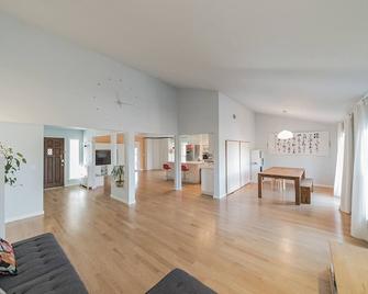Luxe Modern Getaway In The East Bay! - Dublin - Living room