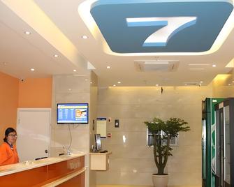 7 Days Inn Luzhou Long Ma Street Government Branch - Luzhou - Front desk