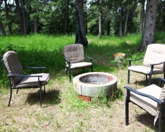 Log cabin on the James River in Alberta - Sundre - Innenhof