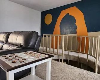 Super Unique 4br 3bath Nature Home Getaway - 9beds - Vernal - Wohnzimmer