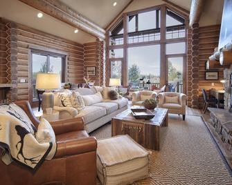 Wooly Bugger Refurnished Cabin in Victor, ID w/ Privacy, Views, A/C & Hot Tub - Victor - Living room