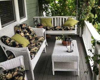 Country Cottage Apartment - Entire 2nd Floor (Ups District - N Tacoma) - Tacoma - Patio