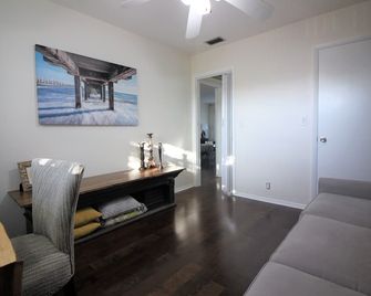 Furnished Medium-Term Rental South Clearwater - Clearwater - Living room