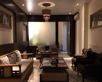 Evershine Resort & Spa - Mahabaleshwar - Oturma odası