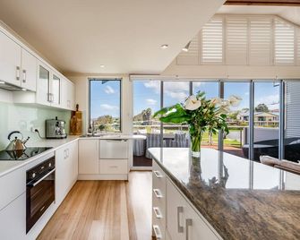 Luxury @ Hayborough Enjoy Sea, Town & Island Views Hot tub, Woodfire & Firepit - Victor Harbor - Кухня