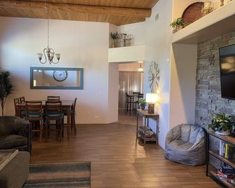 Newly renovated home! Staycation at the Legends - Sierra Vista - Comedor