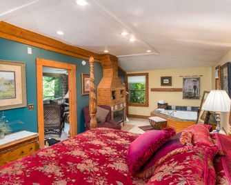 Highland Lake Inn And Resort - Flat Rock - Bedroom