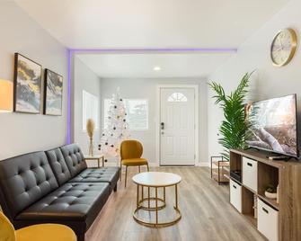 Cozy Home near Downtown, 15 min to Disneyland - Fullerton - Living room