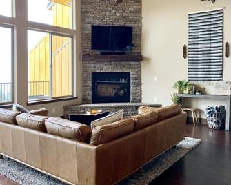 The Edge: Picturesque & Secluded Gem - Scenic View - Shaver Lake - Sala de estar