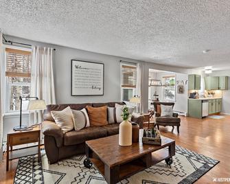 The Turnagain House • Bright & Cozy • Near Airport - Anchorage