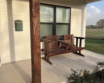 Country Home in Fayette County Tx that sleeps 6. Close to Warrenton and Roundtop - La Grange - Patio