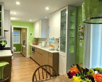 5 Bedrooms, Heated Pool! - Bridgehampton - مطبخ