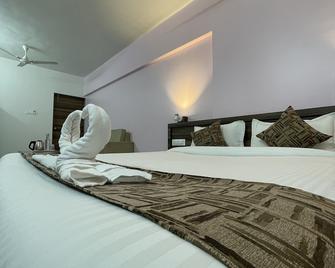 Treebo Trend The White Castle - Pune - Bedroom