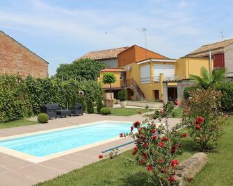An Alternative On Gaudir D'un Espai Comú Familiar Follows La Seva Finalitat - La Guàrdia - Piscina