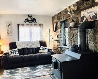 Appalachian Mountain Inn~2 miles to Ohiopyle - Mill Run - Sala de estar