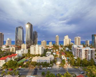 Oaks Gold Coast Hotel - Surfers Paradise - Building