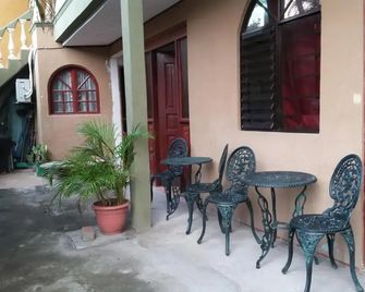 Cabinas Madeleine - Puntarenas - Innenhof